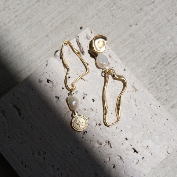NEW DROP💌Asymmetrical Matted Pearl Earrings - Picture 7 of 7